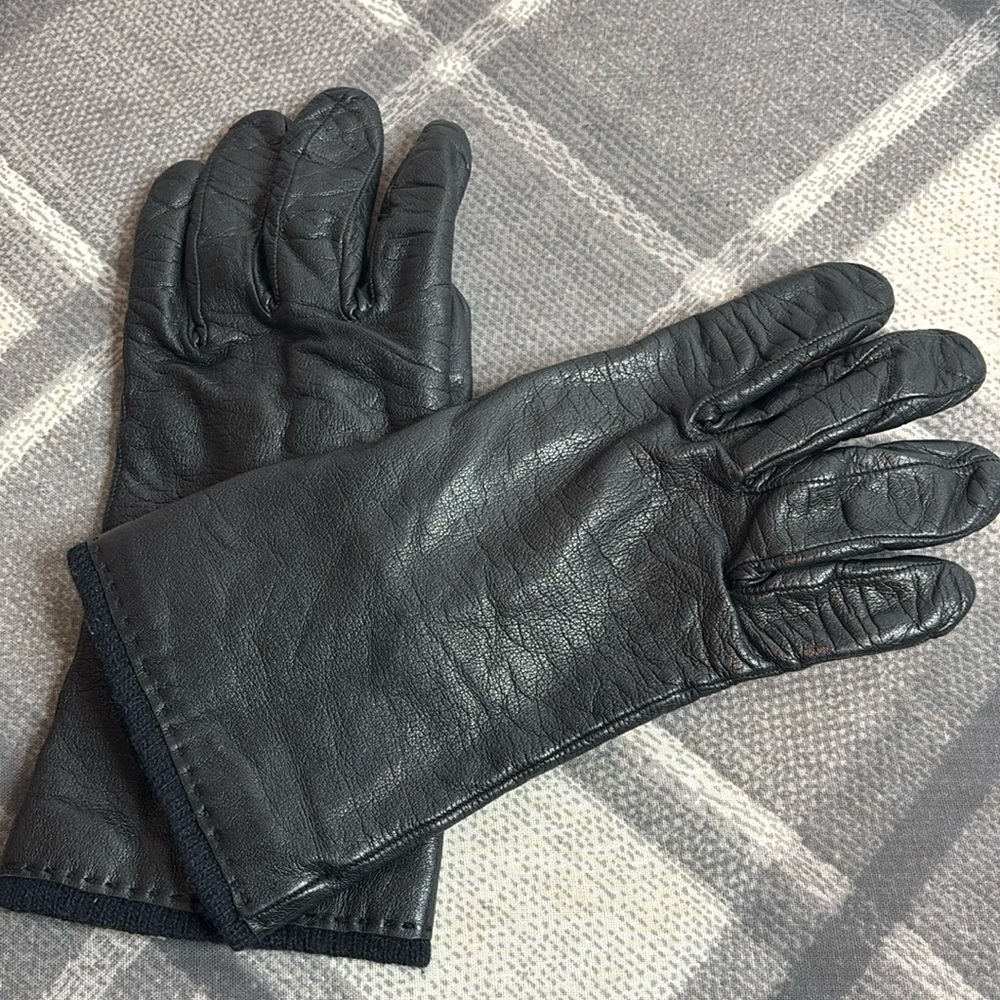 Sold sold sold 
Black Leather Lined Gloves